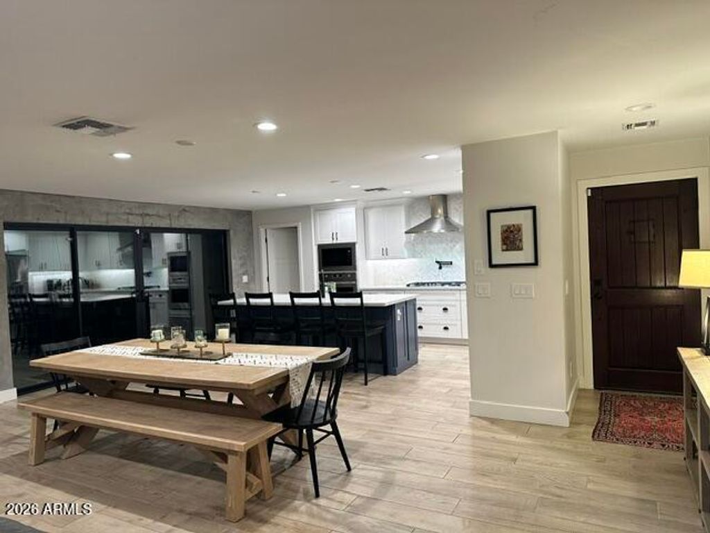 301 E ROYAL PALM Road, Phoenix, AZ 85020