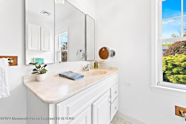 27 Shrewsbury Drive, Monmouth Beach, NJ 07750