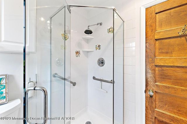 27 Shrewsbury Drive, Monmouth Beach, NJ 07750