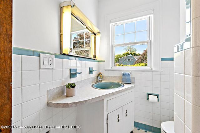 27 Shrewsbury Drive, Monmouth Beach, NJ 07750