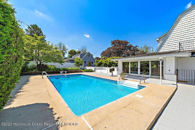 27 Shrewsbury Drive, Monmouth Beach, NJ 07750