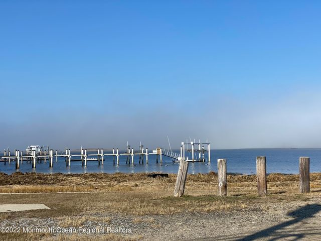 27 Shrewsbury Drive, Monmouth Beach, NJ 07750