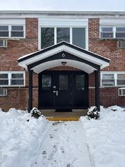 6 Ivy 3 B, Farmingdale, NY 11735