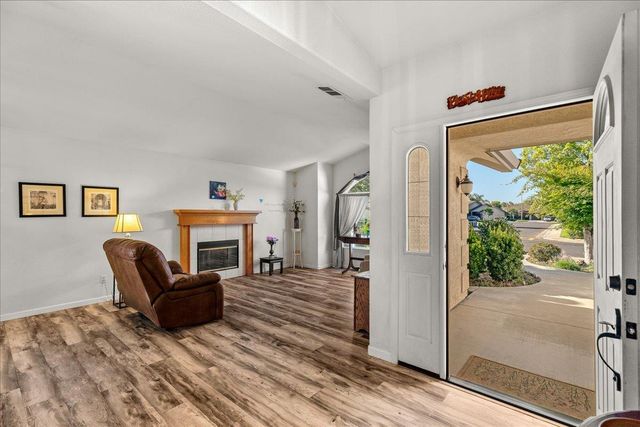 1795 Brookside Dr, Manteca, CA 95336