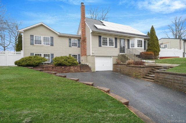 92 Hawthorne Road, Kings Park, NY 11754