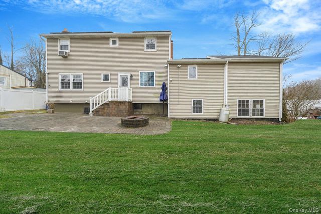 92 Hawthorne Road, Kings Park, NY 11754