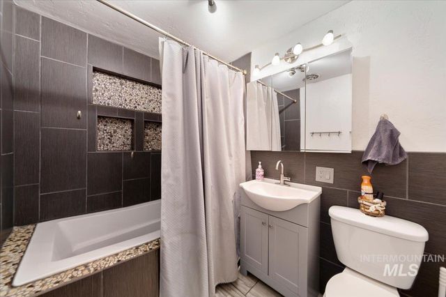 1220 E Amity Ave, Nampa, ID 83686