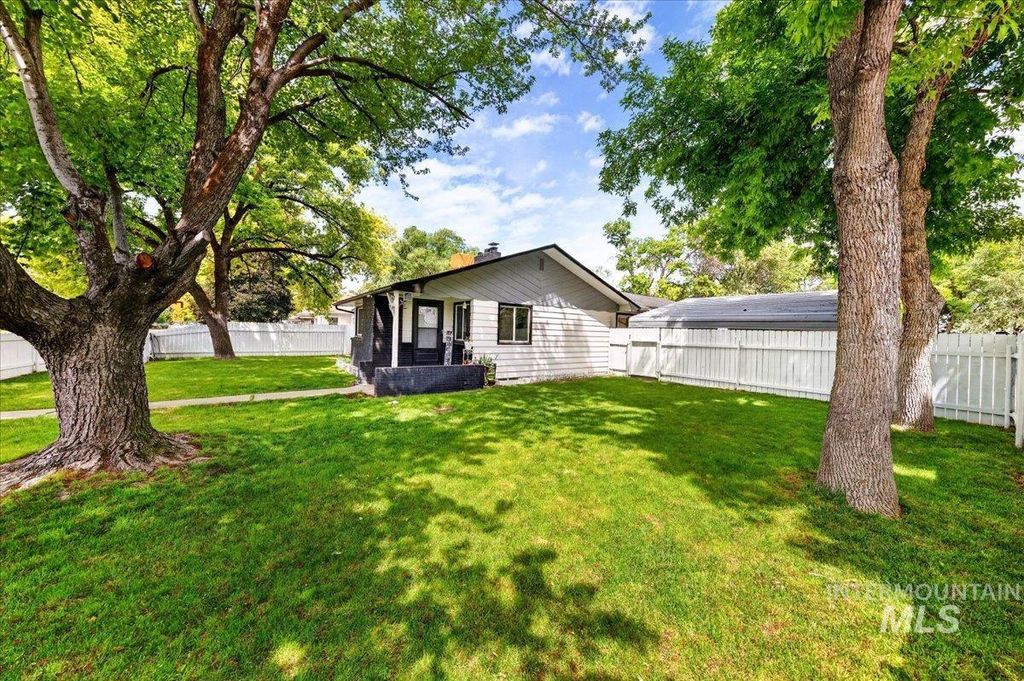 1220 E Amity Ave, Nampa, ID 83686