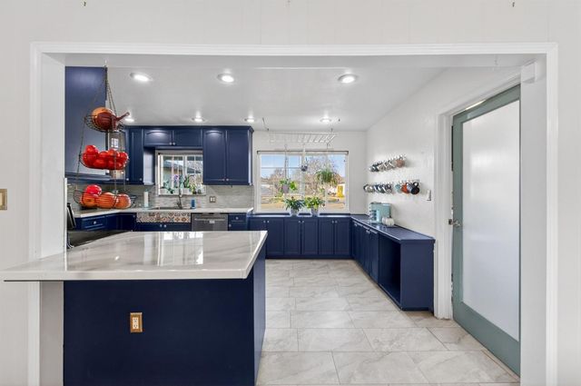 709 E Scott Avenue, Fresno, CA 93710