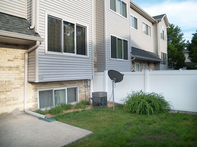 381 Park Ridge Lane B, Aurora, IL 60504