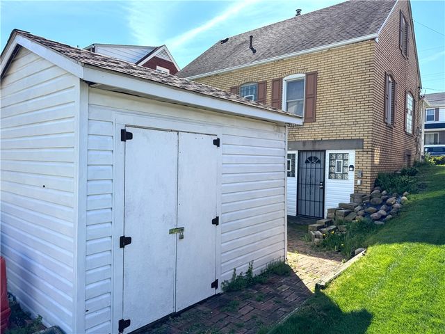 2116 Mcminn St, Aliquippa, PA 15001