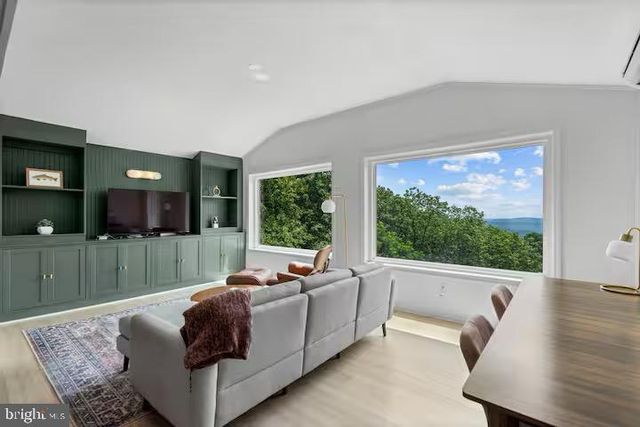 307 FOX RUN LN, Winchester, VA 22602