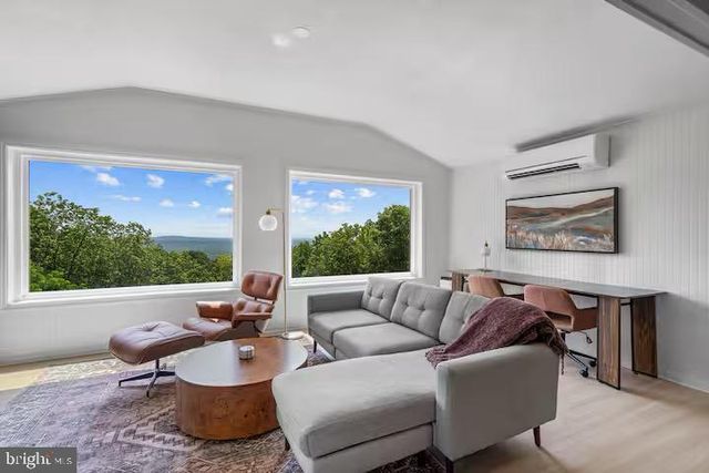 307 FOX RUN LN, Winchester, VA 22602