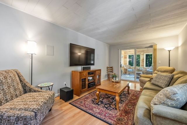 19 Edgewood Rd, Ringwood Boro, NJ 07456
