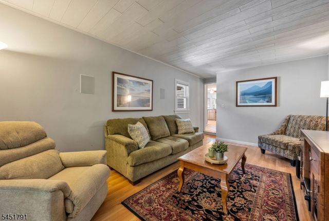 19 Edgewood Rd, Ringwood Boro, NJ 07456