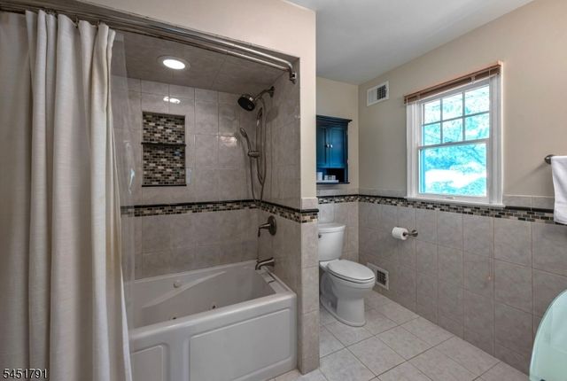 19 Edgewood Rd, Ringwood Boro, NJ 07456