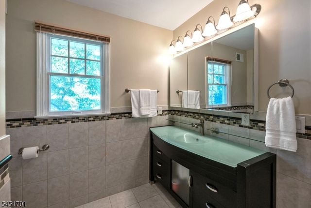 19 Edgewood Rd, Ringwood Boro, NJ 07456