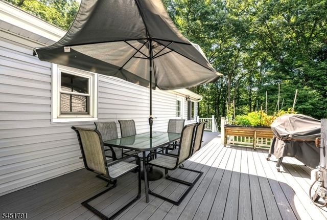 19 Edgewood Rd, Ringwood Boro, NJ 07456
