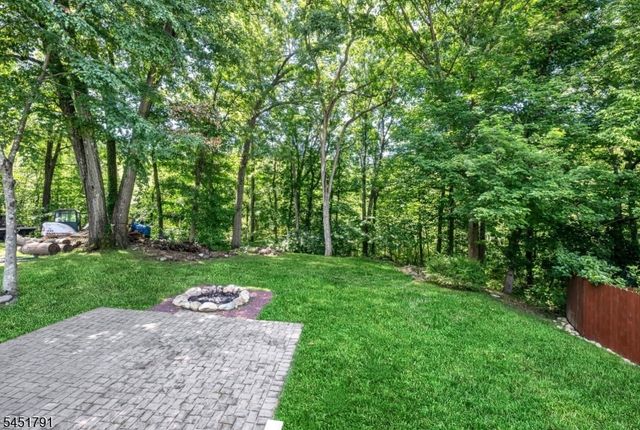 19 Edgewood Rd, Ringwood Boro, NJ 07456