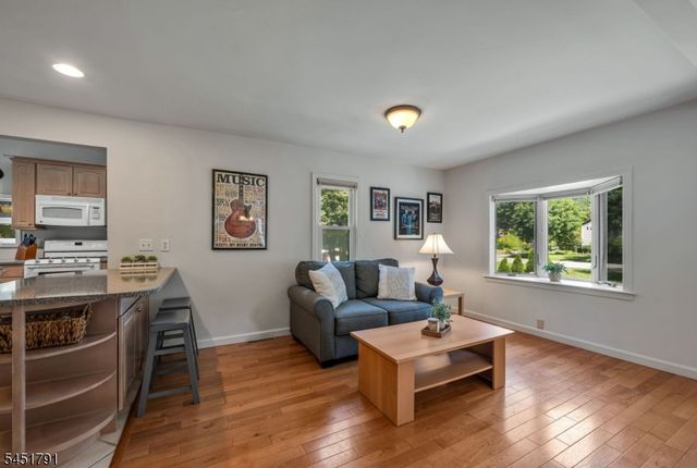 19 Edgewood Rd, Ringwood Boro, NJ 07456