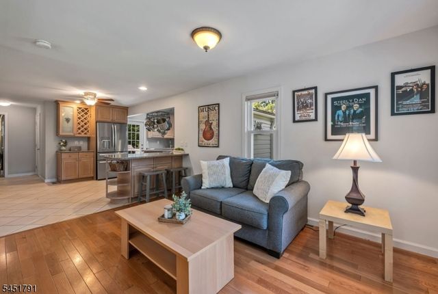 19 Edgewood Rd, Ringwood Boro, NJ 07456