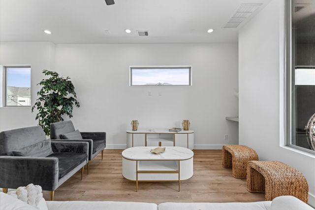 1122 W 17th Street D, Houston, TX 77008