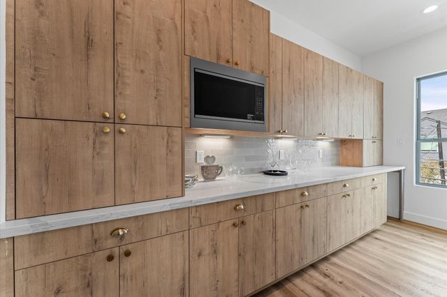 1122 W 17th Street D, Houston, TX 77008