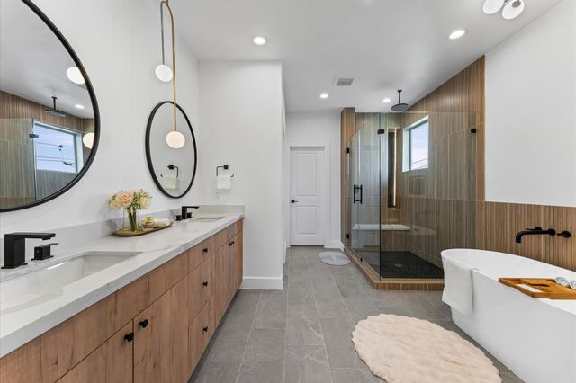 1122 W 17th Street D, Houston, TX 77008