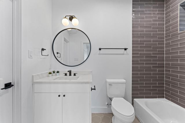 1122 W 17th Street D, Houston, TX 77008