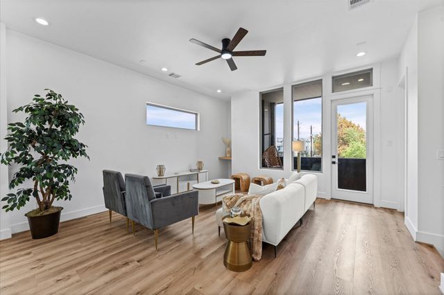 1122 W 17th Street D, Houston, TX 77008