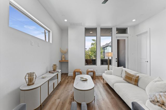 1122 W 17th Street D, Houston, TX 77008