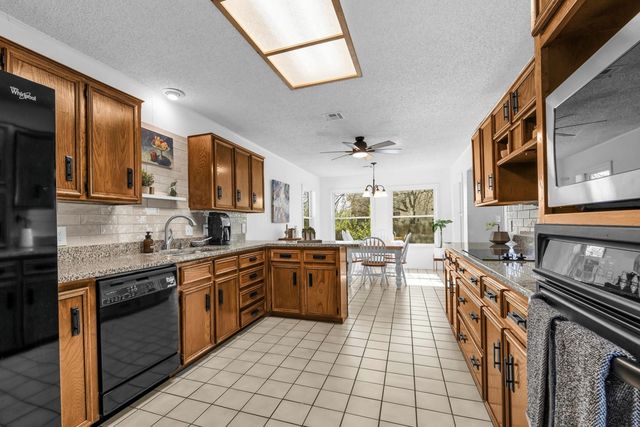 10010 Burgundy Lane, Woodway, TX 76712