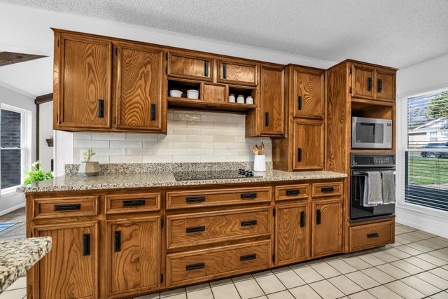 10010 Burgundy Lane, Woodway, TX 76712