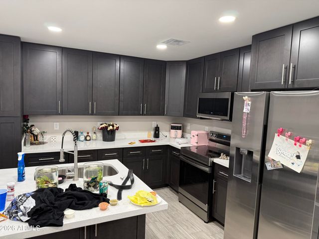 2431 E PUEBLO Avenue, Phoenix, AZ 85040