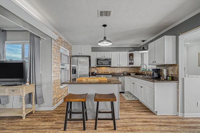 400 Ling, Bayou Vista, TX 77563