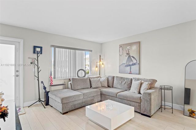 19 Abbey Ln 104, Delray Beach, FL 33446