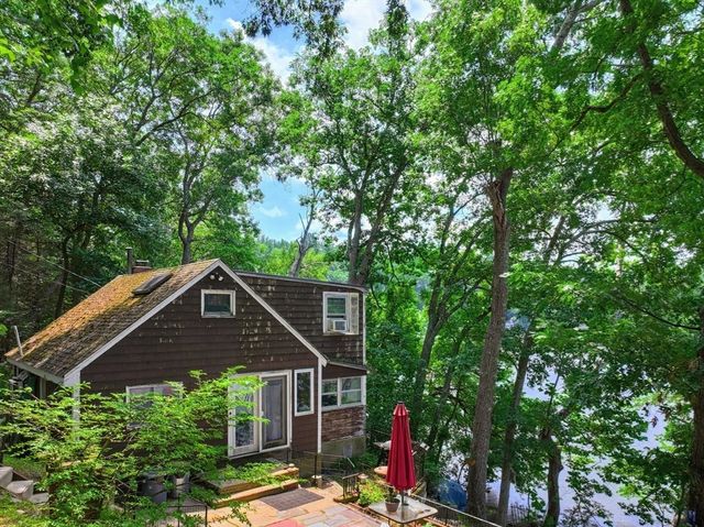 20 Litchfield Ave, Norfolk, MA 02056