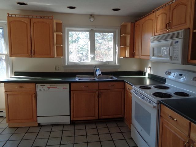 20 Marc Ave, Southbridge, MA 01550