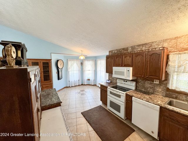 10004 Lakeside Drive, Perrinton, MI 48871