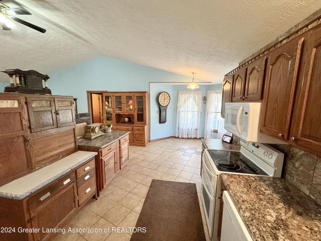 10004 Lakeside Drive, Perrinton, MI 48871