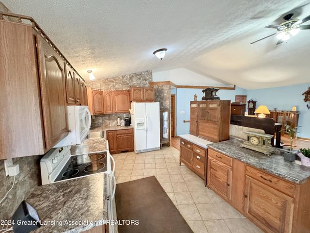 10004 Lakeside Drive, Perrinton, MI 48871