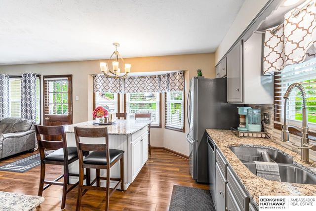705 Hogan Drive, Papillion, NE 68046