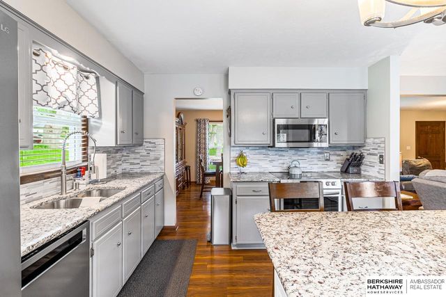 705 Hogan Drive, Papillion, NE 68046