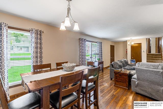 705 Hogan Drive, Papillion, NE 68046