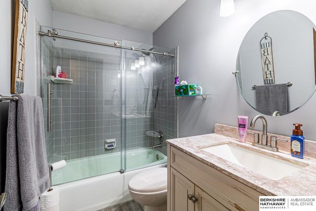 705 Hogan Drive, Papillion, NE 68046
