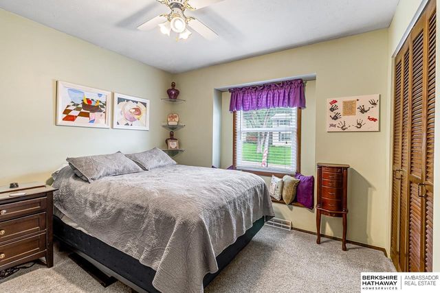 705 Hogan Drive, Papillion, NE 68046