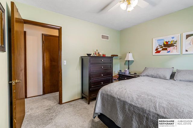 705 Hogan Drive, Papillion, NE 68046