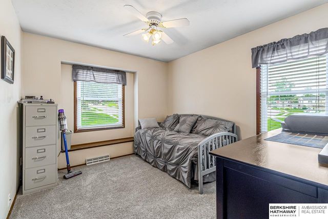 705 Hogan Drive, Papillion, NE 68046