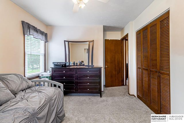 705 Hogan Drive, Papillion, NE 68046