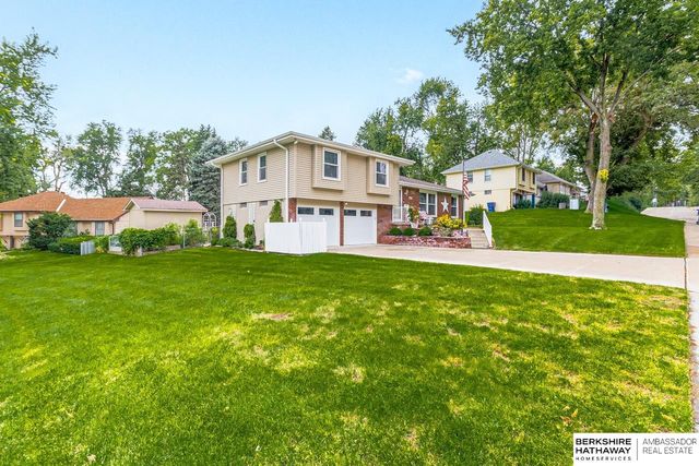 705 Hogan Drive, Papillion, NE 68046
